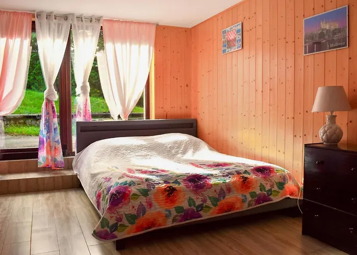 In Gorna With Sauna بيت للعطل *